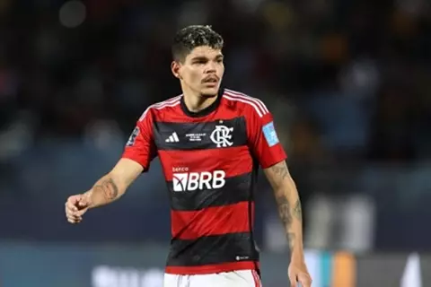 بشرط عرض مغر.. فلامنجو لا يمانع رحيل آيرتون إلى النصر السعودي
